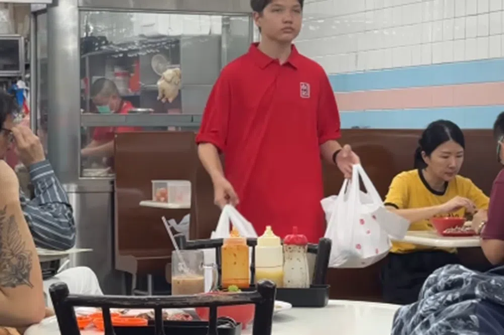 工作时的Josh神情很专注。