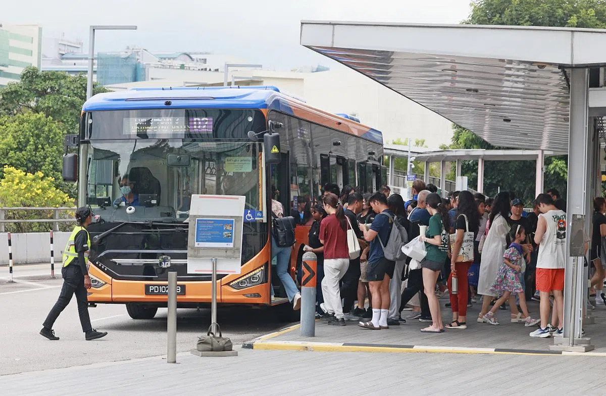 无论如何都要挤上车，因为下一趟接驳巴士还是一样爆满。（新明日报）