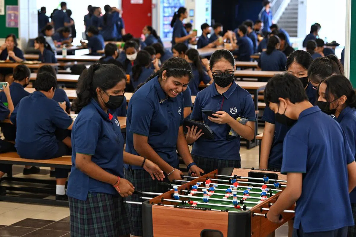 裕华中学学生可以在食堂里，藉由桌面足球等游戏联络感情，释放压力。（海峡时报）