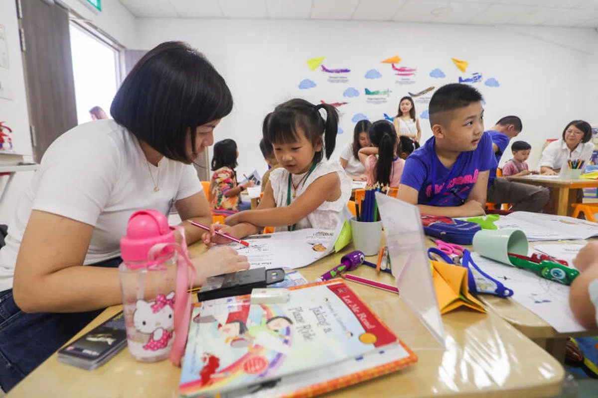 阅读根源＠杜佛（Reading Roots @ Dover）每周举办一次，义工会在一个半小时的活动上通过讲故事和手工等活动，帮助来自低收入家庭的四到九岁的孩童掌握阅读技巧，培养对阅读的乐趣。（联合早报）