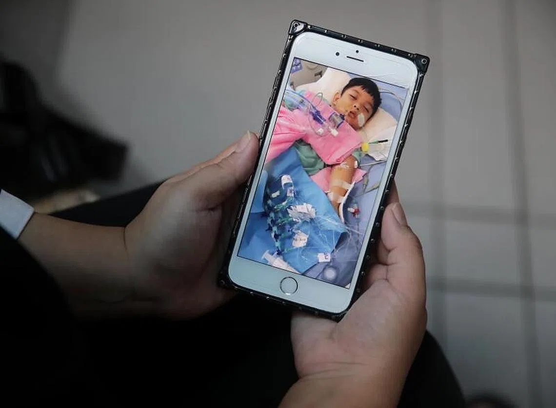 本地一名4岁男童阿里扎菲尔（Muhammad Ali Zafir Mohamed Azmi）刚从冠病康复三周，不料却患上罕见的儿童多系统炎症综合征（Multisystem Inflammatory Syndrome in Children，简称MIS-C）。他被紧急转至加护病房，不仅全身插满针管，还须依靠呼吸器，险些要了他的小命。（海峡时报）