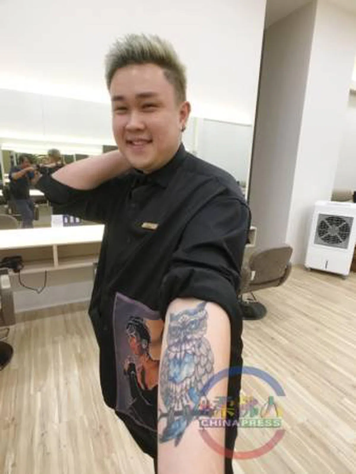  郑圳江认为自己努力工作，人们不应该凭外表就评定一个人是“啦啦仔”。（中国报） 