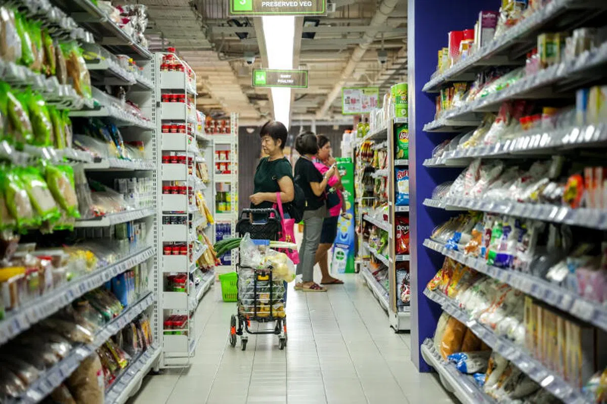 女顾客在昇松超市购物。（联合早报）