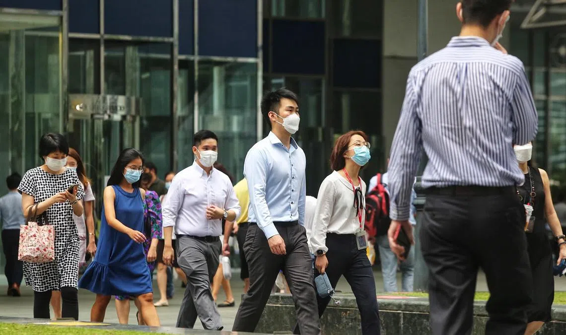 中央商业区一带的上班族。（联合早报）