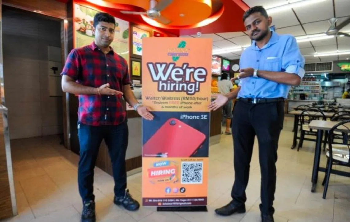 有马国餐饮业者急需填补职缺，竟想出“留守六个月送你手机”的妙招，望能吸引国内员工。（马来邮报）