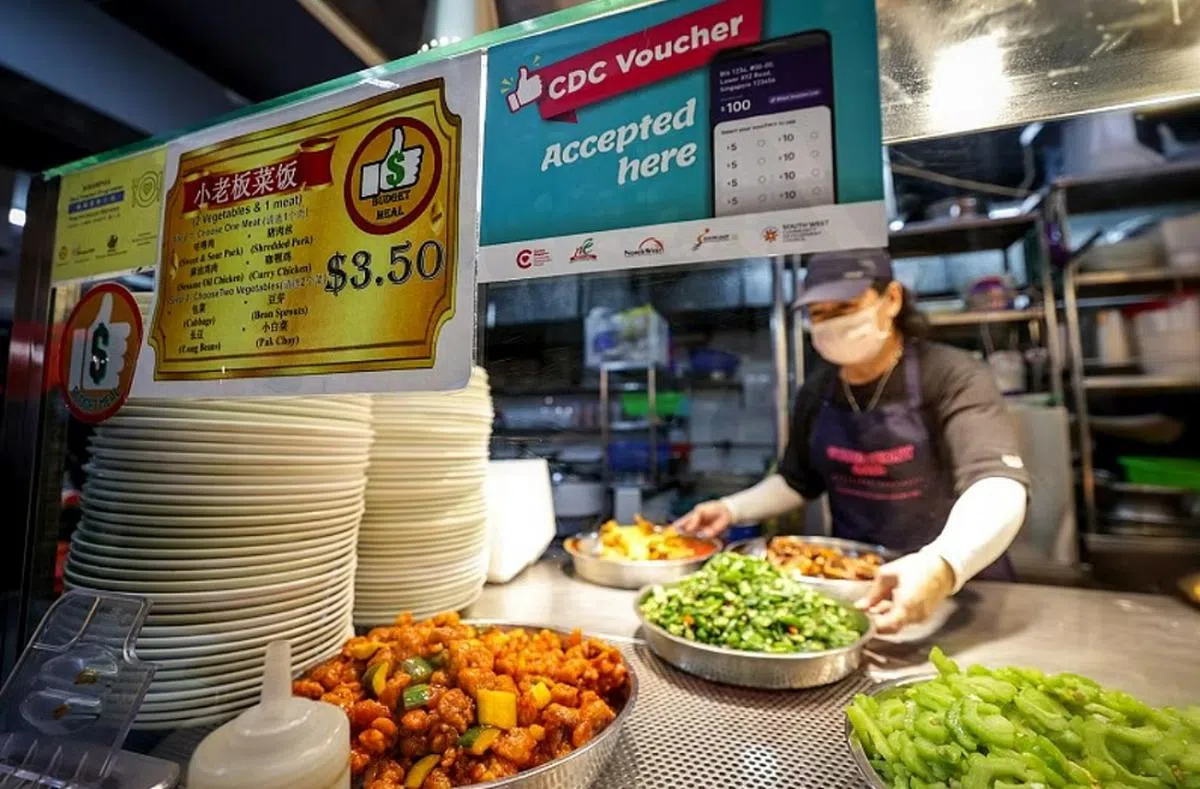 小贩不易做，要留住员工就得加薪。（联合早报）