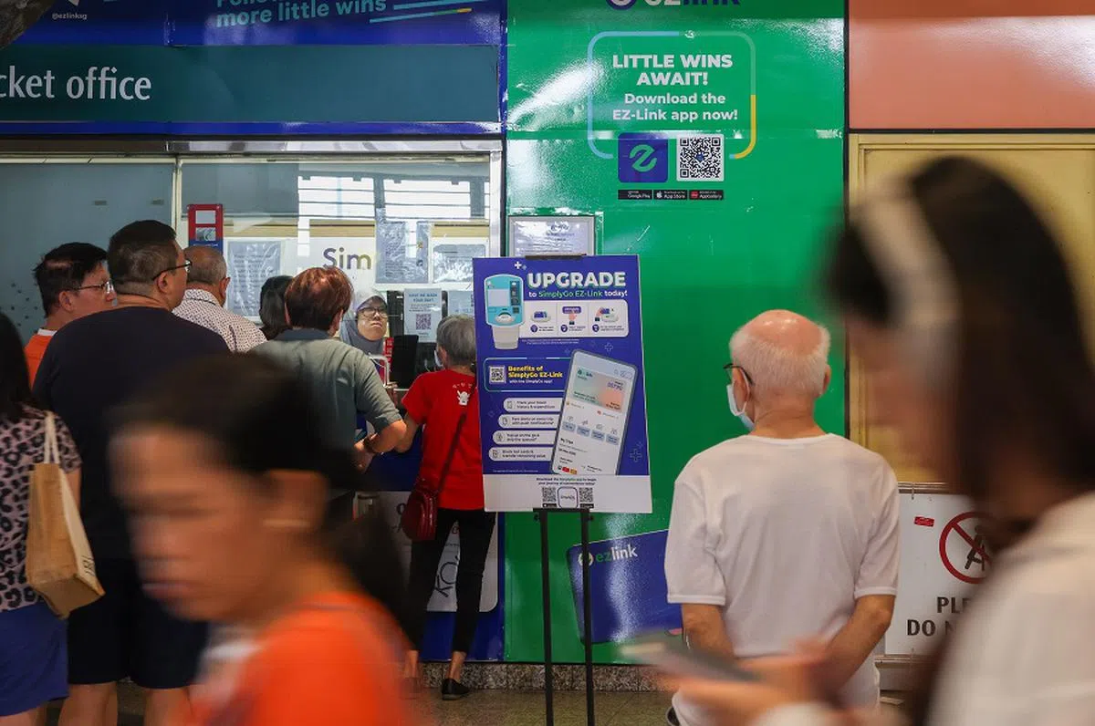 公众在勿洛地铁站的票务柜台询问关于新易通的详情。（联合早报）