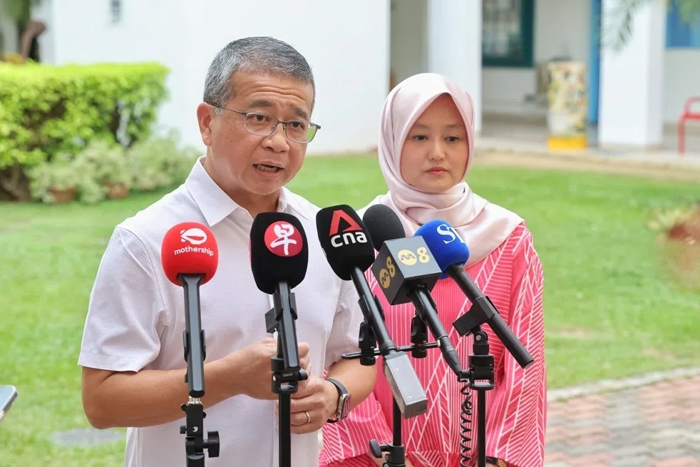 8月31日，律政部长兼内政部第二部长唐振辉（左）接受媒体访问，回应有关奥贝德在新加坡举行演出不获批准的问题。右为数码发展及新闻部兼卫生部政务部长拉哈尤。