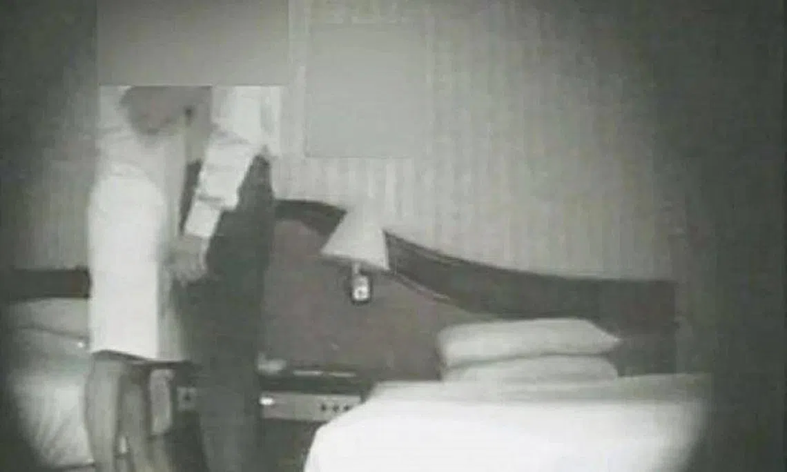 网传照片显示，该马国政治人物和一名男子有亲密的互动。（光明日报）