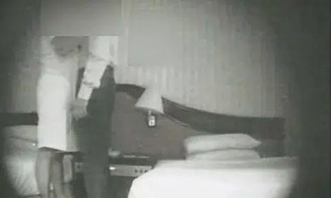 网传照片显示，该马国政治人物和一名男子有亲密的互动。（光明日报）