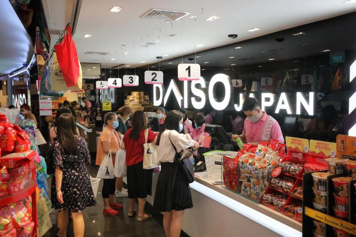 2元连锁店Daiso最近宣布涨价后，引起反弹。（海峡时报）