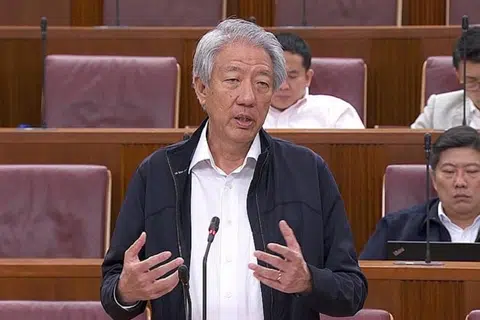 副总理兼国家安全统筹部长张志贤宣布，尽管计算部长年薪的基准自2011年以来已上涨约9％，但现阶段仍将继续冻结部长年薪。（海峡时报）