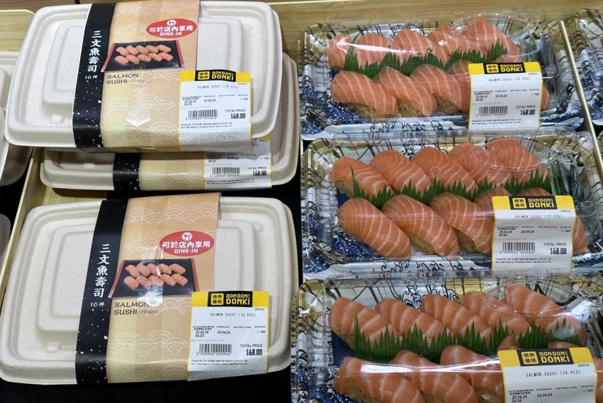 日本连锁超市“唐吉诃德”在香港的分店，把原本以透明塑料盒子装的寿司和鱼生改为纸盒，想堂食的食客只能购买这类包装。（南华早报）