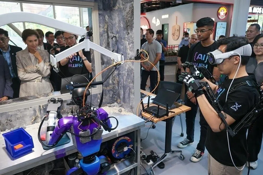 人工智能时代，雇主最看重员工解决问题的能力。图为内政团队人形机器人中心。