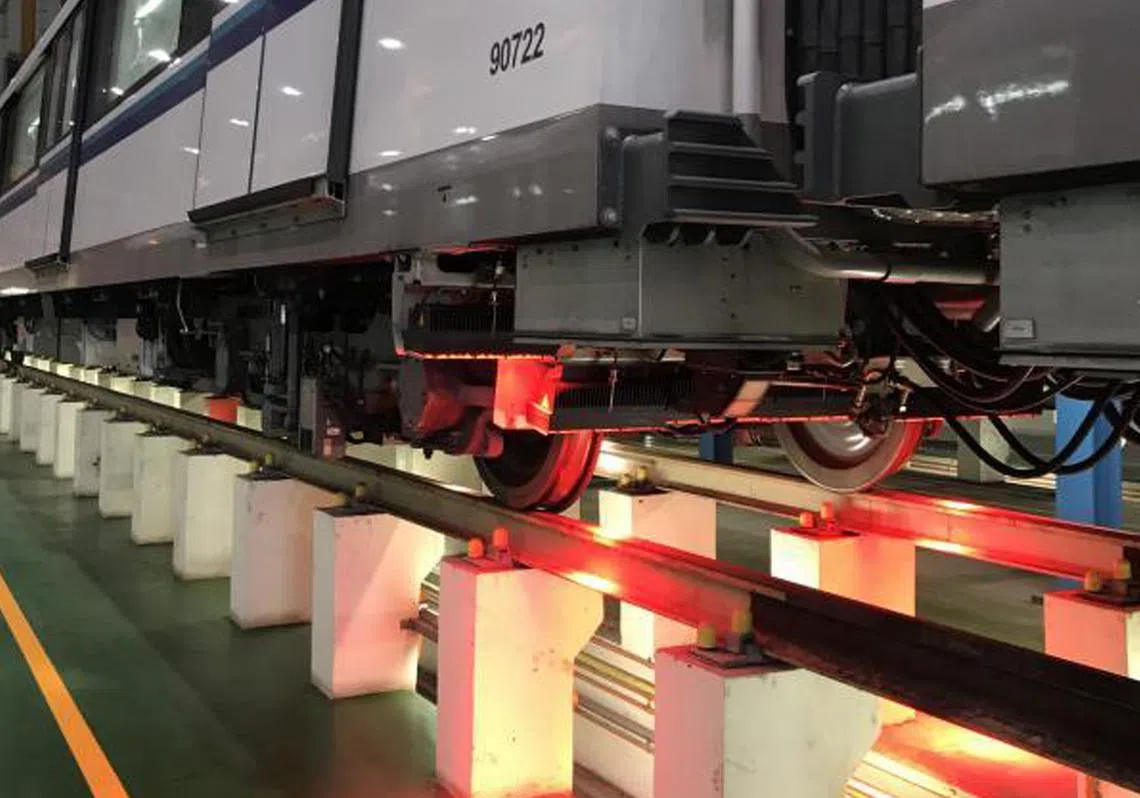 安装在市区线列车底下的自动轨道检测系统，可在列车穿行载客时也同时检测轨道。（陆交局提供）