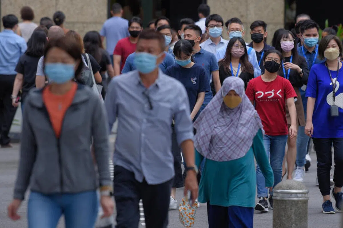 新加坡商业中心区的上班族。（海峡时报）