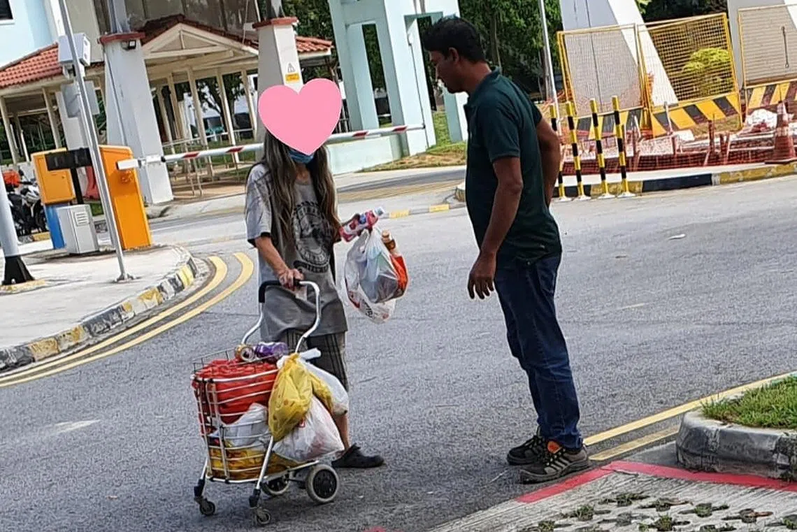 一名外籍客工在勿洛北停车场内看到一名拾荒老人，主动呼唤老人并给予钱财，暖心之举令网民动容。（Alan Poh面簿）