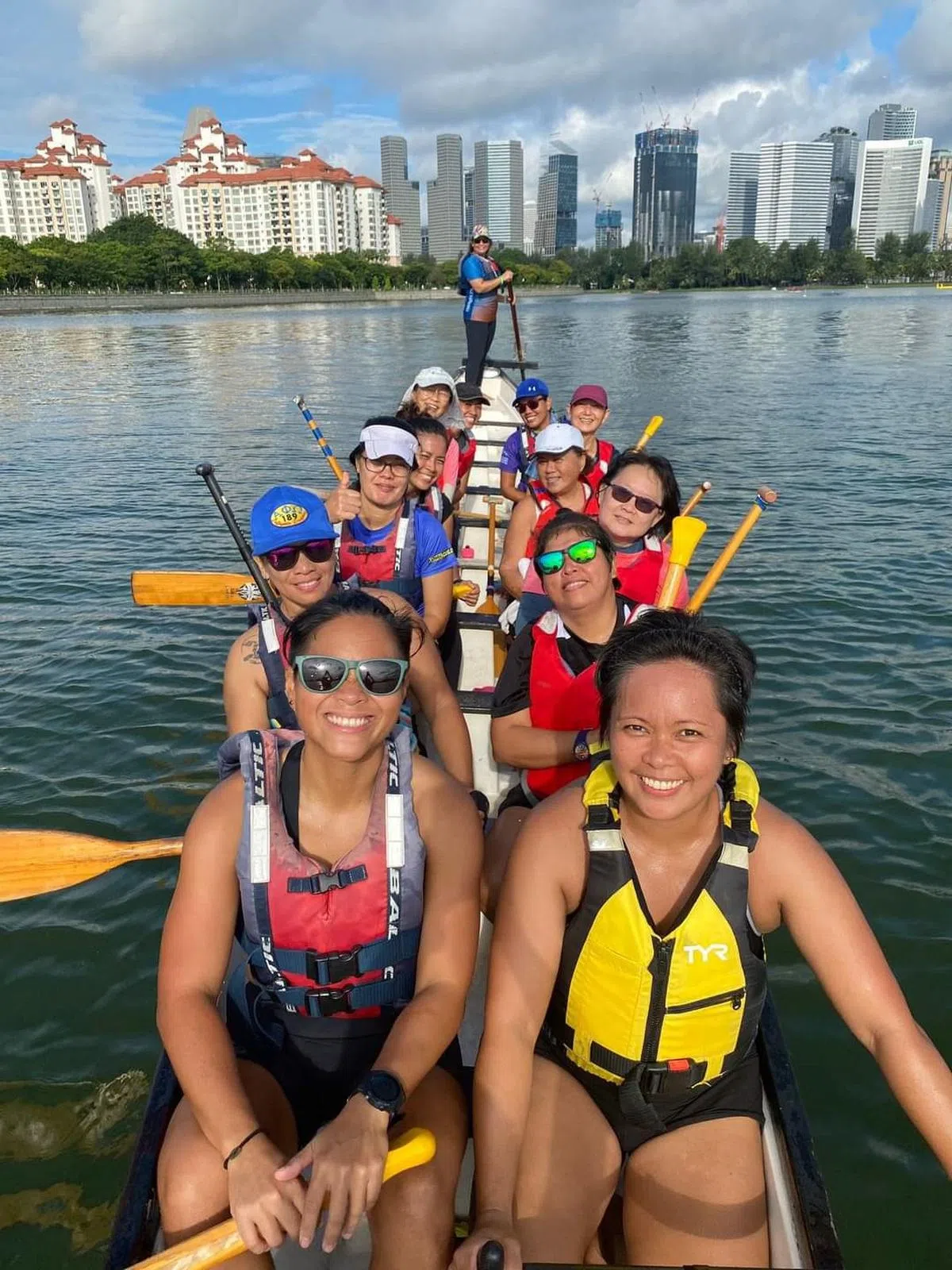 与安妮一起划龙舟的女客工们。第一排右手边为安妮。（安妮提供）