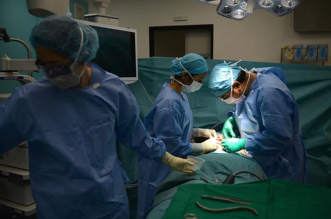 外国人在新加坡动手术可不便宜。（海峡时报）