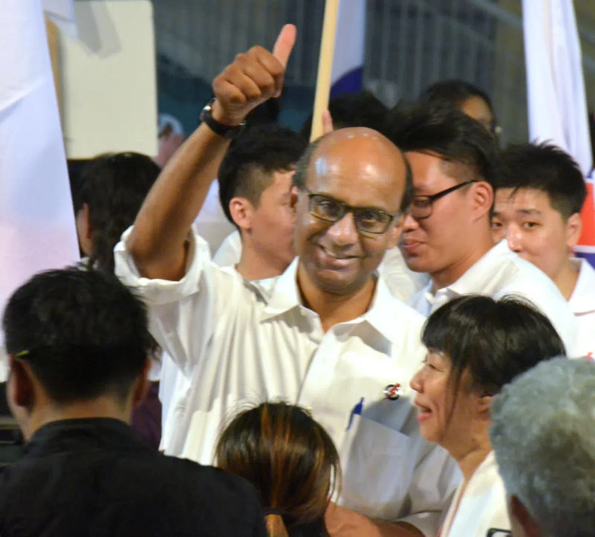   2015年大选成绩揭晓，人民行动党裕廊集选区竞选团队以79.29％的高得票率胜选，是全国得票率之冠。该团领军部长尚达曼向支持者竖起大拇指。（新明日报） 