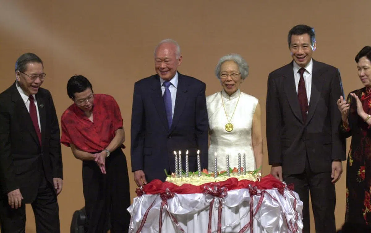  已故建国总理李光耀八十寿宴。2003年9月16日是李光耀80岁生日，祝寿晚宴在香格里拉大酒店的金岛大厅举行。左起杨邦孝、李光耀的女儿李玮玲医生、李光耀与已故夫人柯玉芝、长子李显龙总理、长媳何晶。（海峡时报档案照） 