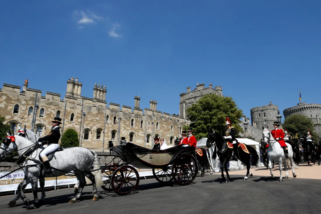 然后登上马车巡遊。