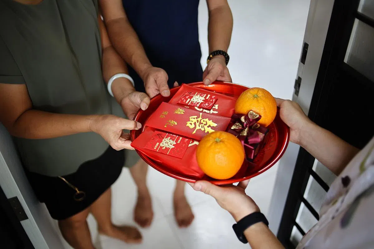 许多新加坡华人仍遵照传统婚俗举办婚礼，包括过大礼仪式。（联合早报）