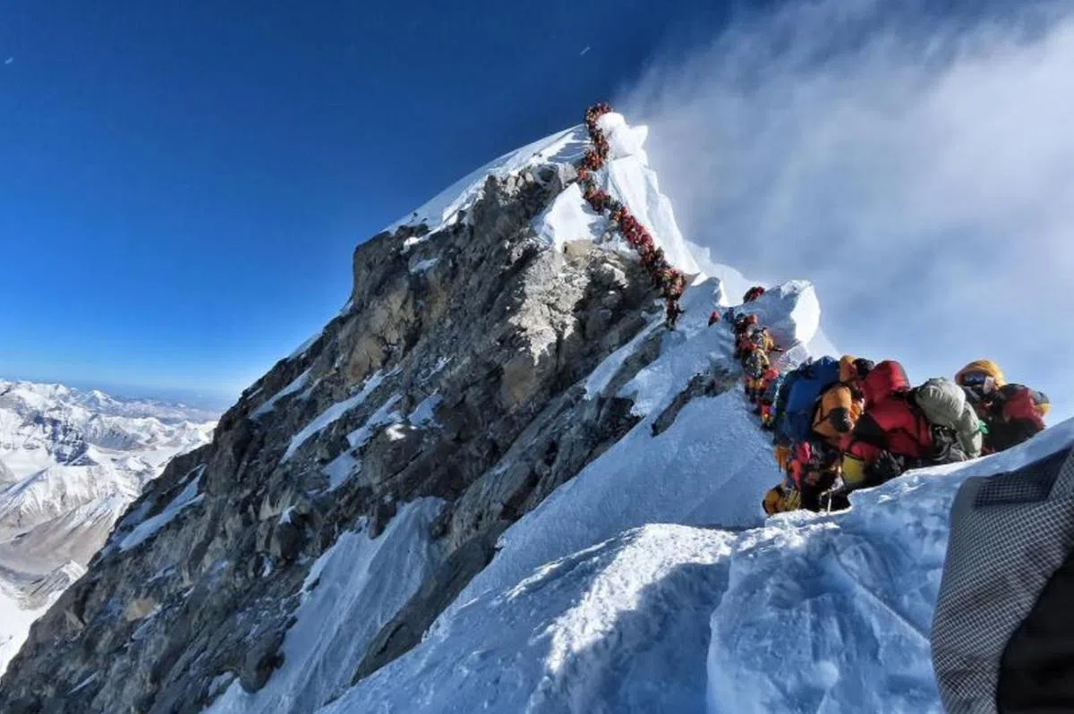 到了登山“旺季”，一天内可能有数百人同时攻顶，导致登顶前的“瓶颈处”出现蜿蜒数百米长的人龙。（Nimsdai Project Possible）