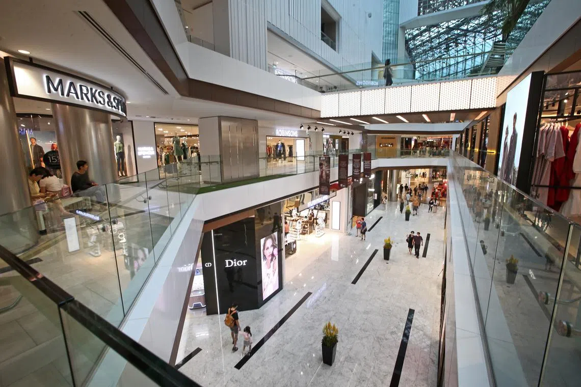 抗疫级别升至橙色后，商场的人潮明显下降。（联合早报）