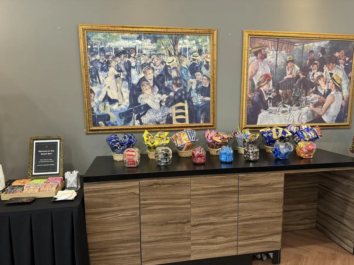 心禾办公室内的免费零食区。（红蚂蚁摄）