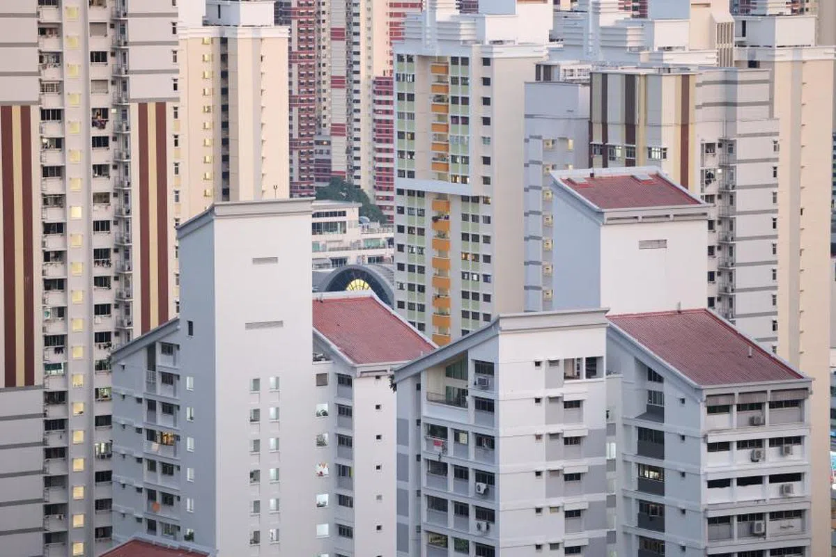 年轻人对组屋接下来的可负担性存疑，或导致他们衍生给传承房子给下一代的想法。（联合早报）
