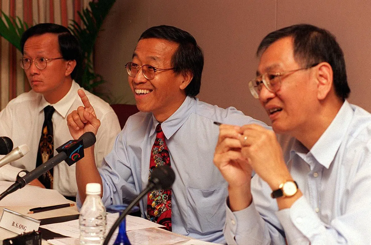 王明星（中）在1996年5月20日的记者会上回答记者提问。（海峡时报档案照）