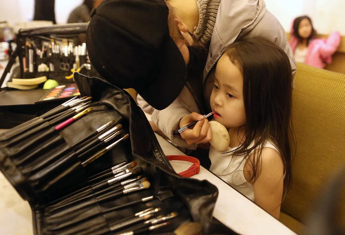  童模在化妆准备登场。（互联网） 