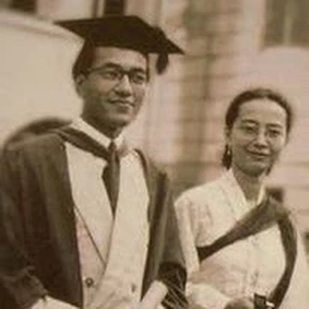  马哈迪（左）与其妻茜蒂哈斯玛（右）都是新加坡国大前身的校友。（互联网） 