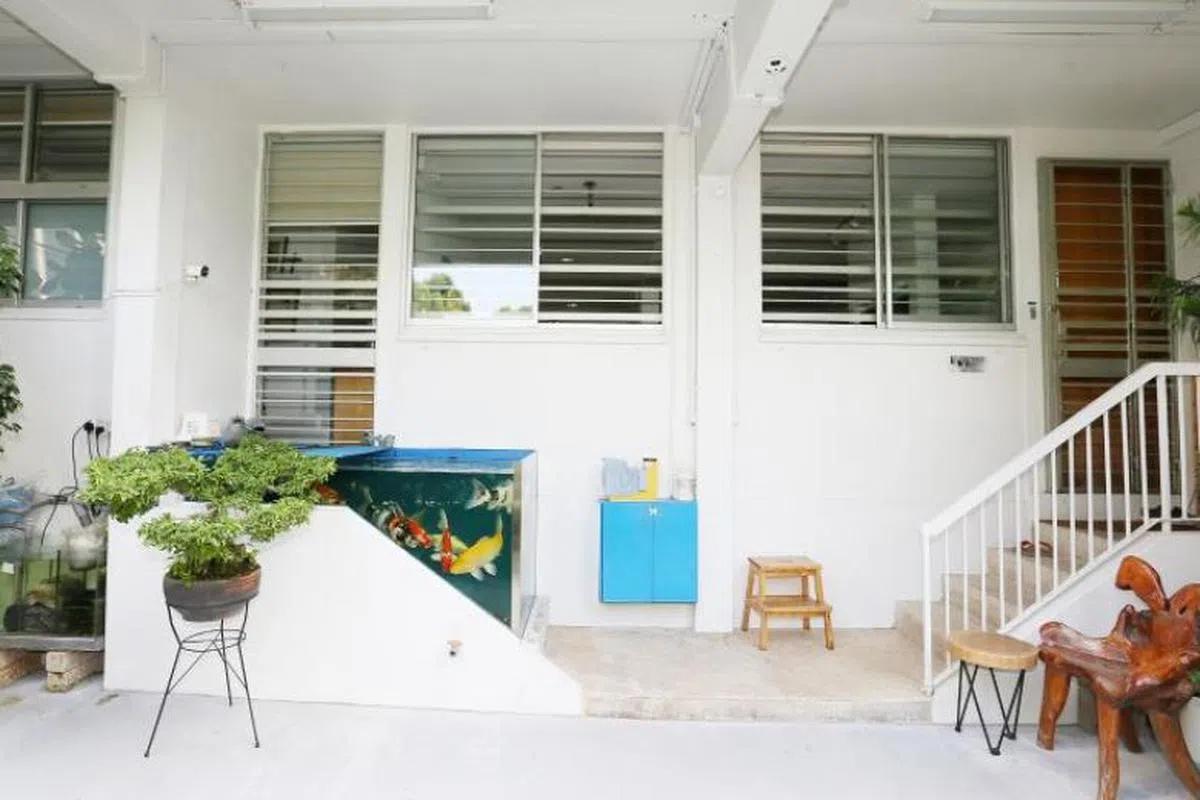  鱼缸占据了左边的门，屋主要从右边的门进去。（海峡时报） 