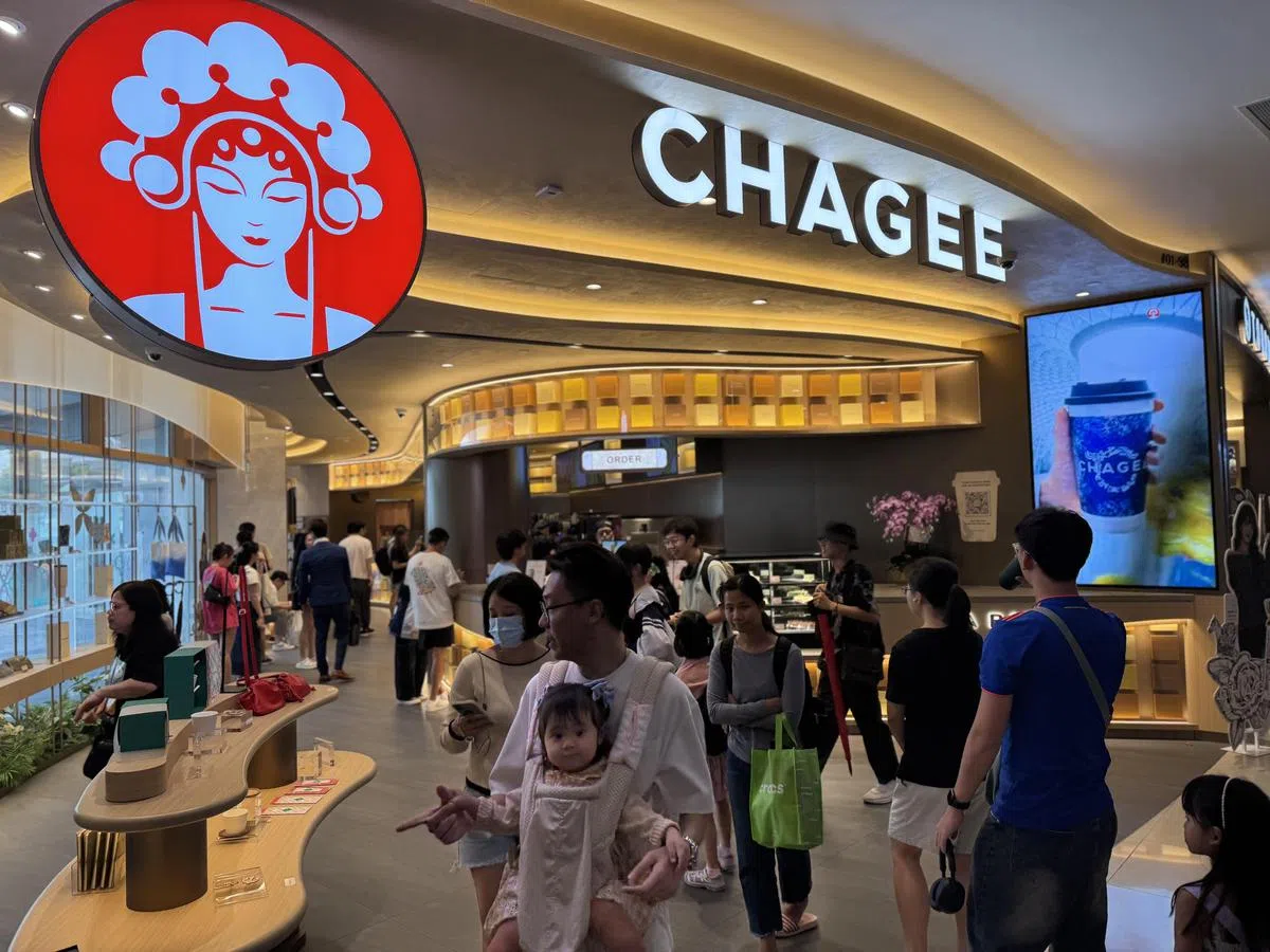 霸王茶姬今年在怡丰城新开第二间旗舰店，人潮汹涌。（海峡时报）