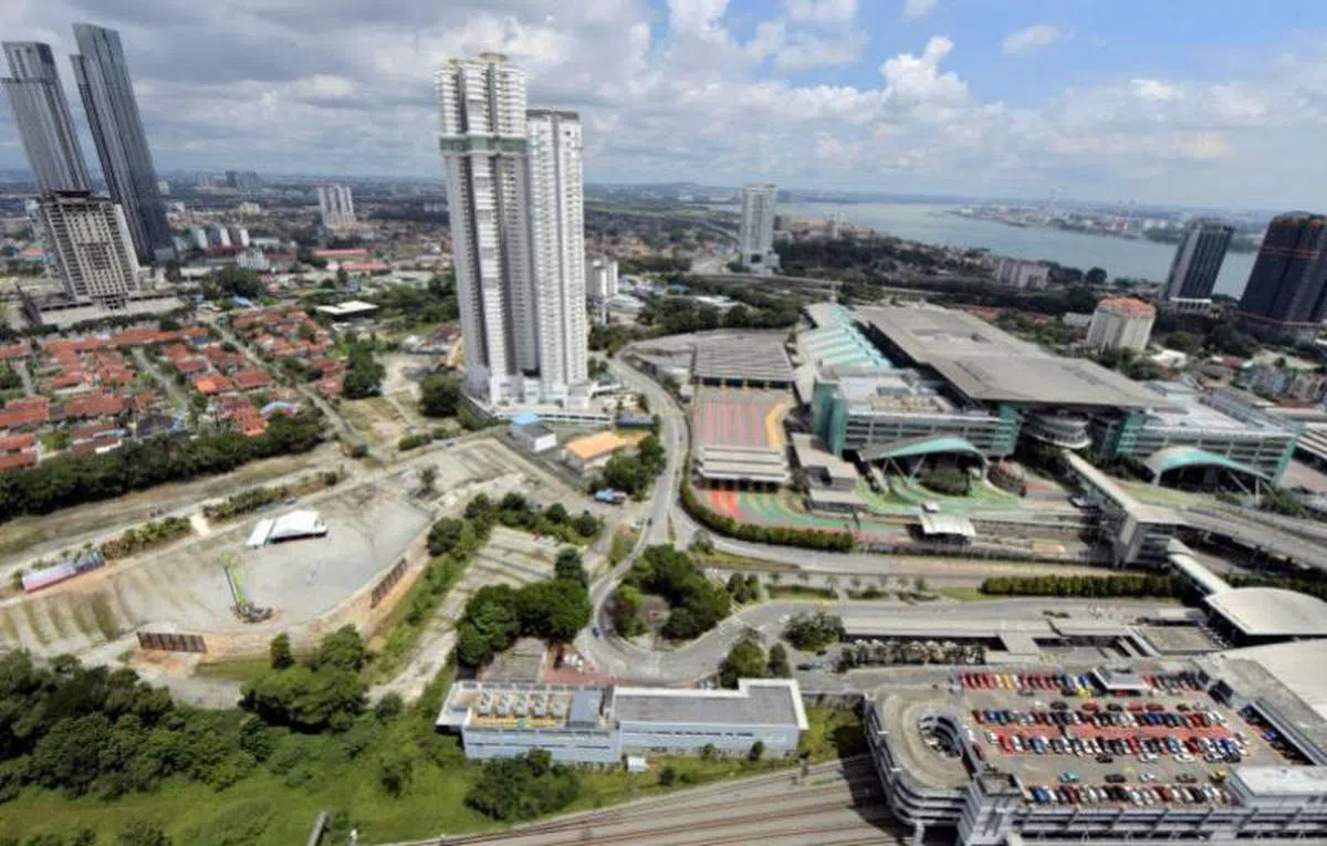  计划中的武吉查卡移民、关税与检疫设施（CIQ）（图左空地）与新柔长堤新山关卡（图右）相邻，脚程可达。（马新社） 