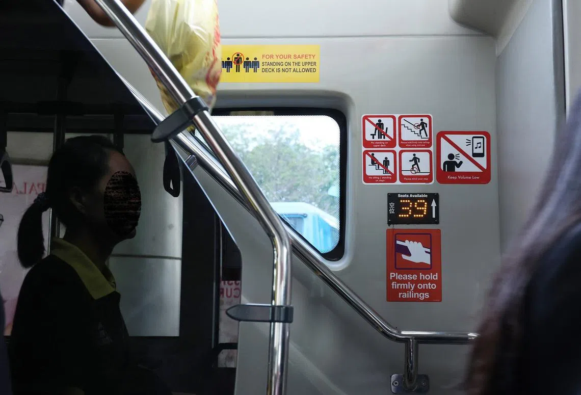 从2024年12月起，新加坡陆交局已陆续在地铁和巴士上张贴新标志，包括提醒乘客使用手机或讲话时降低声量、不要坐在列车地板上，以及不要占用多个座位，鼓励乘客顾及他人感受。新运载条款（Conditions of Carriage）已于3月10日生效。（联合早报）