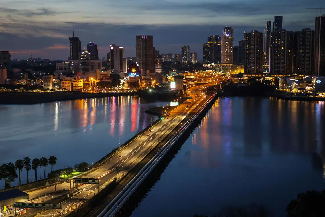 新马两国仅有一桥之隔。（联合早报）