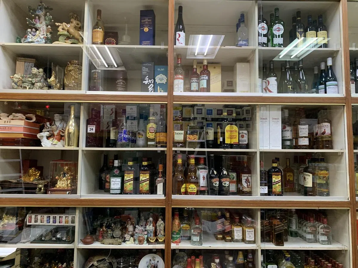 黄南泰酒庄的橱窗陈列着各式洋酒和怀旧摆设。（刘智澎摄）
