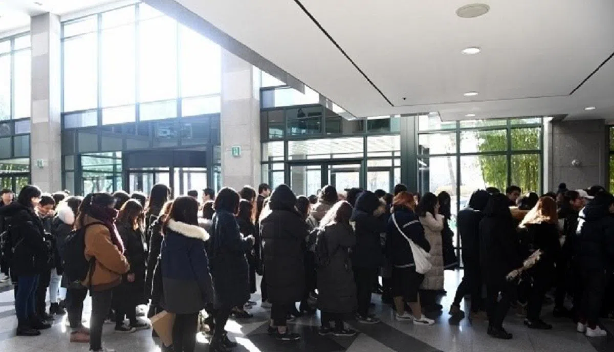  自当地时间19日中午12点起，峨山医院设灵堂开放粉丝吊唁。（互联网） 
