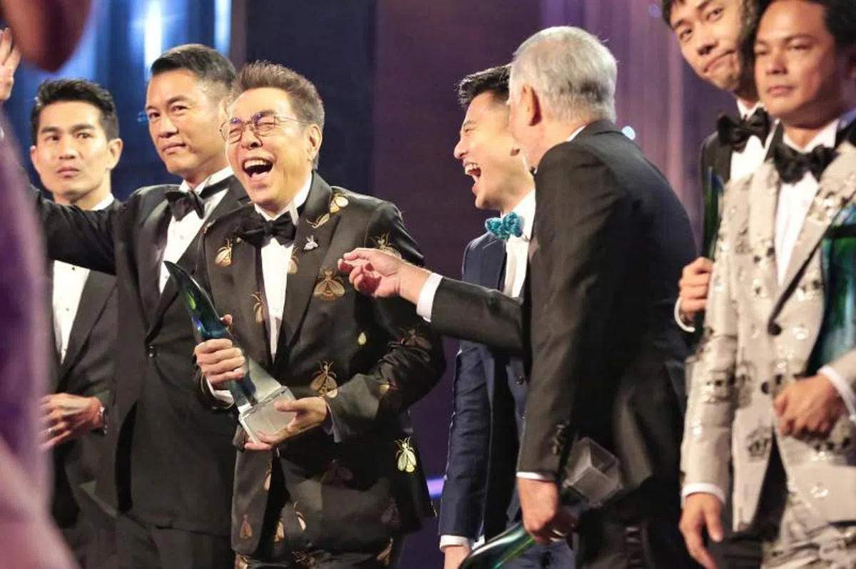  获奖后开怀大笑的陈澍城是最年长的“10大”男艺人。（新明日报） 