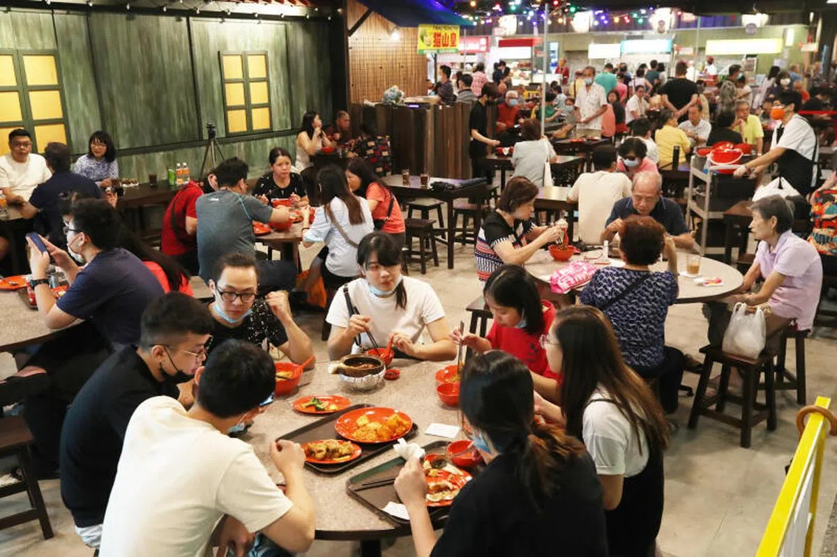  新加坡12月28日进入病毒阻断措施解封第三阶段，餐饮场所的同桌堂食人数顶限从五人放宽至八人。（联合早报） 