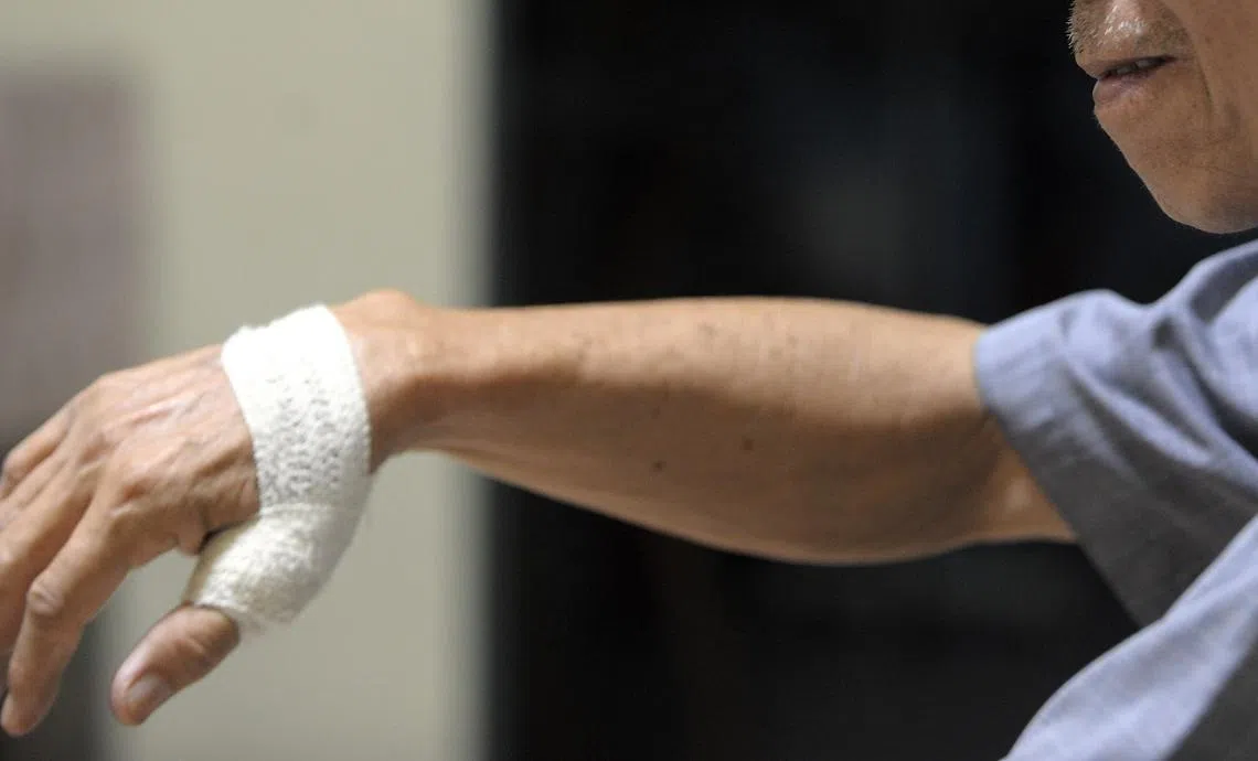 孩子对父母施暴的案例不时在社会各个角落上演。（海峡时报档案照）