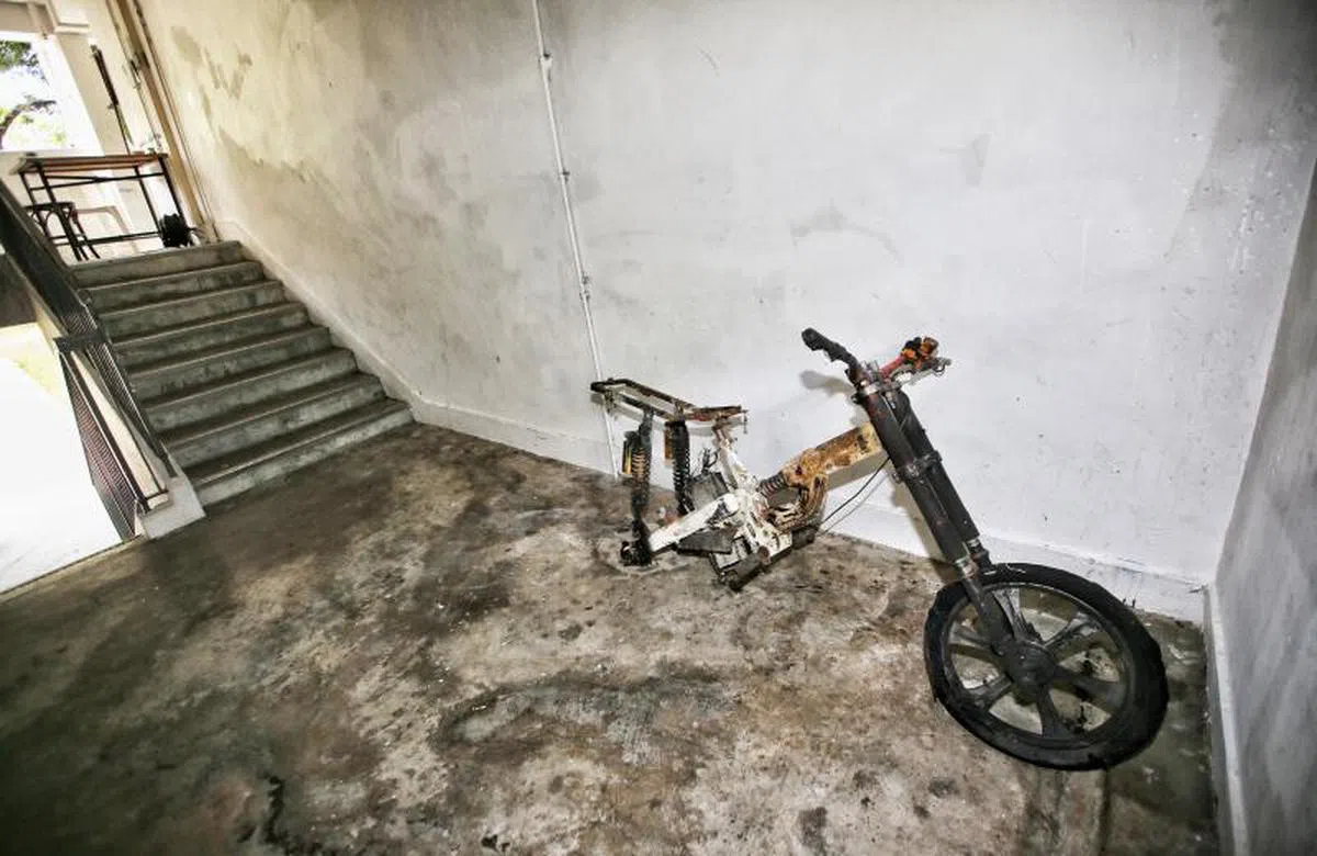  在组屋走廊充电的PMD起火。（新明日报） 