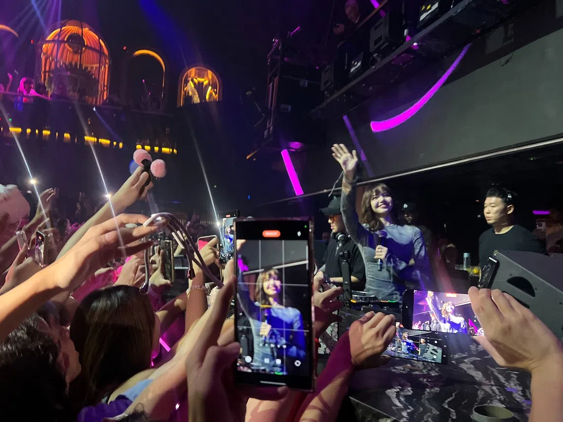 韩国女团 Blackpink 主舞 Lisa 2024年11月10日在新加坡夜店 Marquee 与粉丝举办见面会。