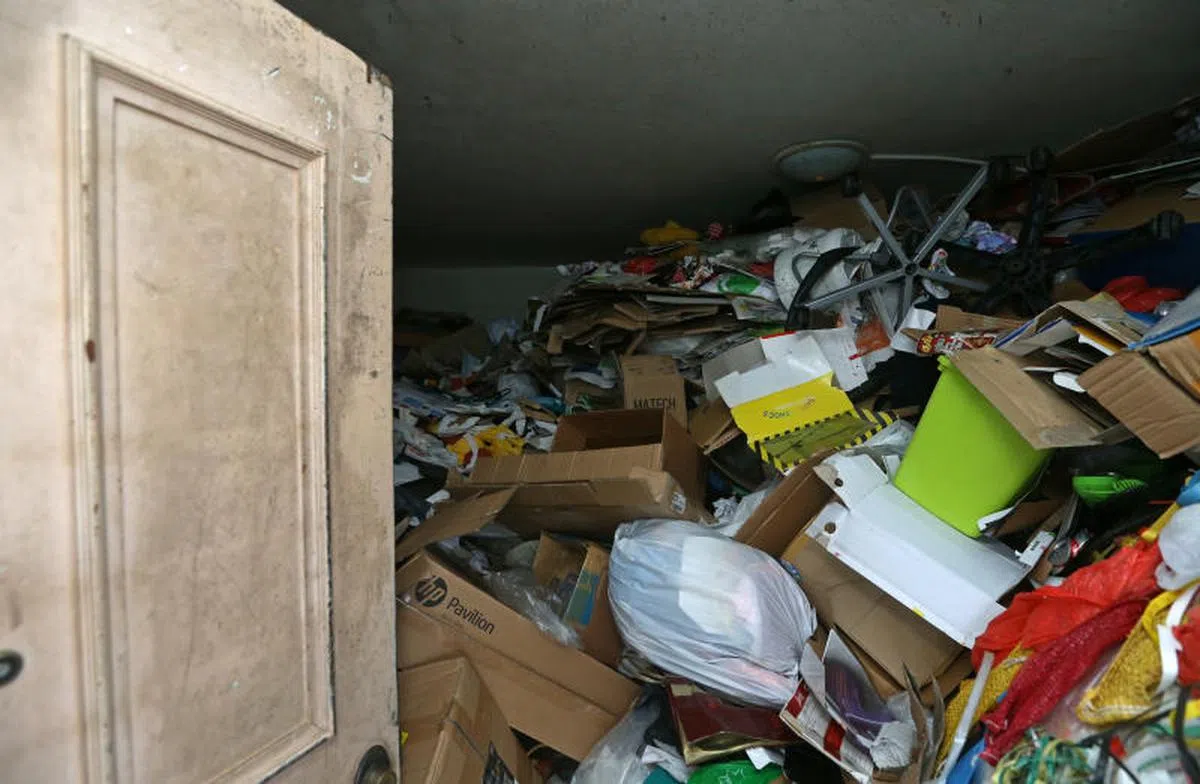  兀兰组屋区一名61岁妇人的“垃圾屋”。（海峡时报） 