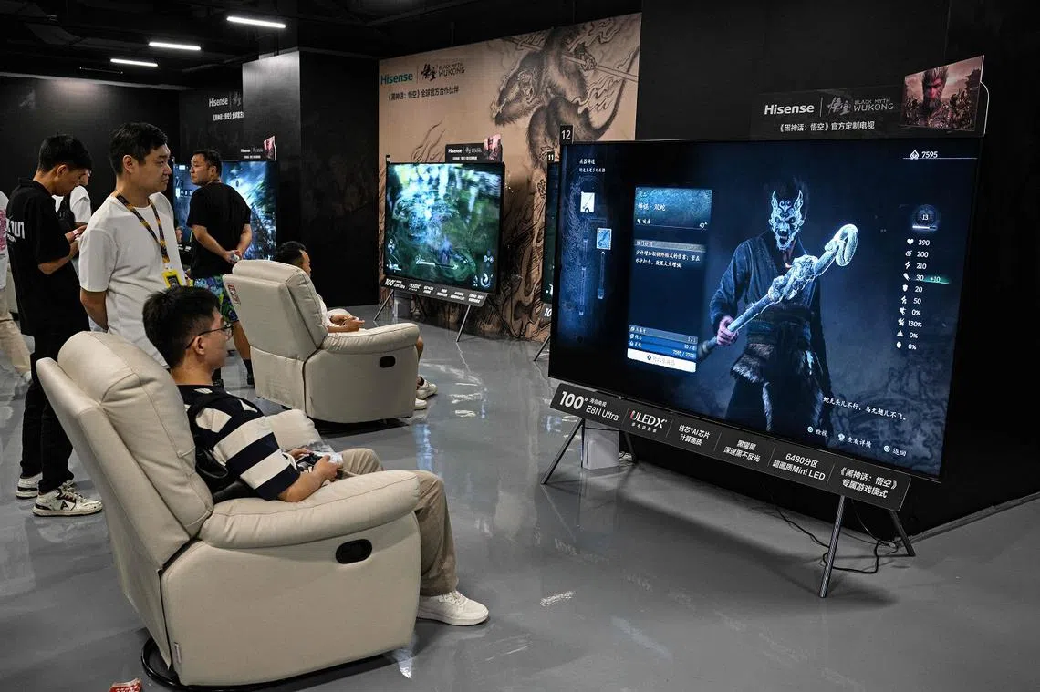 8月20日《黑神话：悟空》开卖首日，不少中国年轻人在上海一家游戏商店内试玩游戏。（法新社）