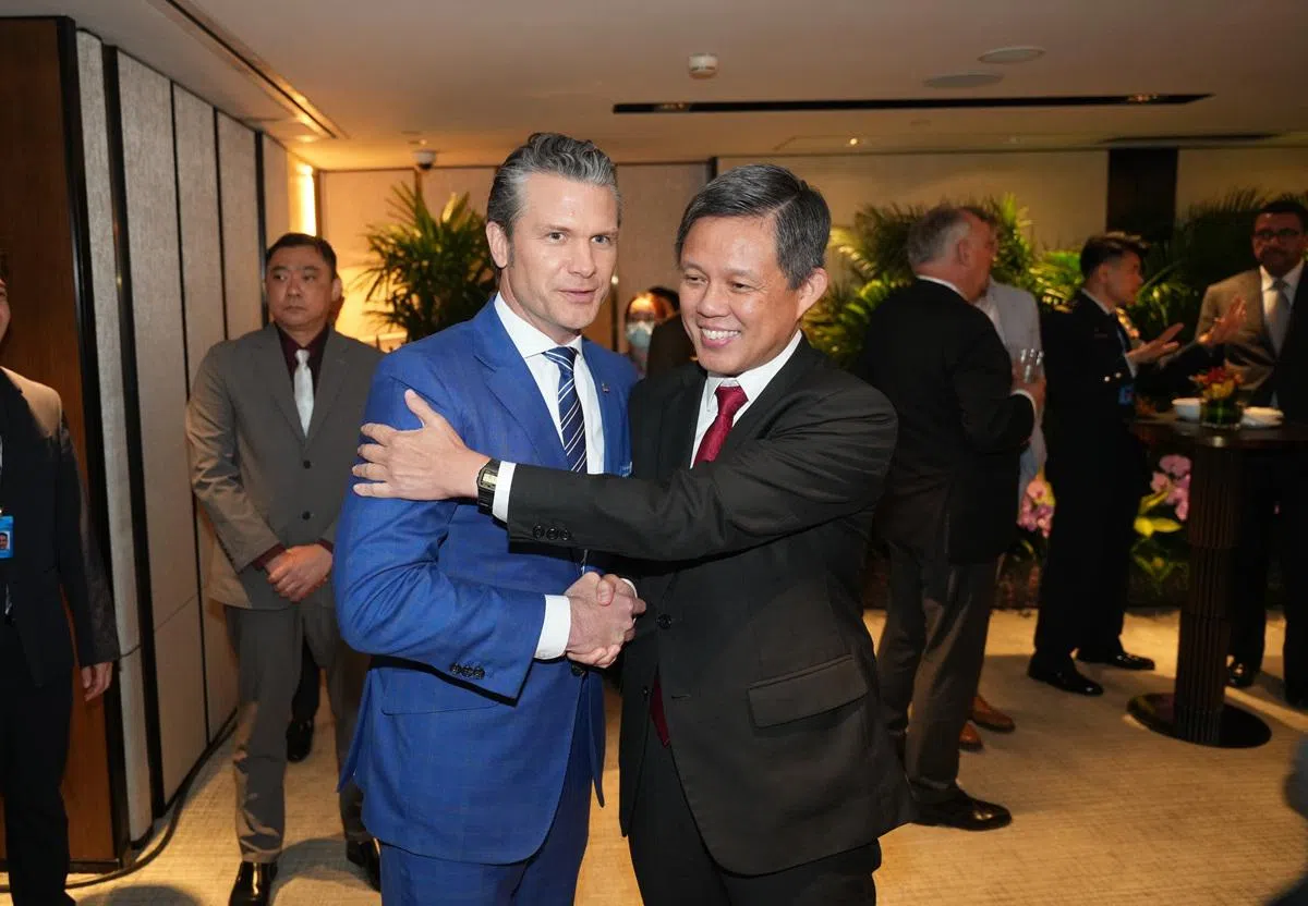 （设计对白）赫格塞斯：“我们家特朗普和你们家李光耀是英雄所见略同，对吧？”陈振声：“呵呵，你喝多了，早点休息har。”