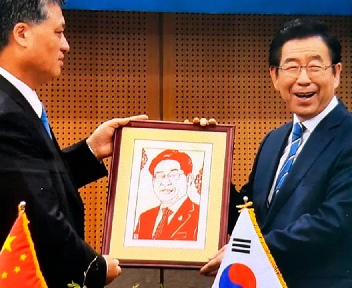 首尔市长朴元淳在照片中笑开怀，不知道他是真心为了拍照而笑，还是发现肖像画中的人不是自己觉得太好笑呢？（互联网）